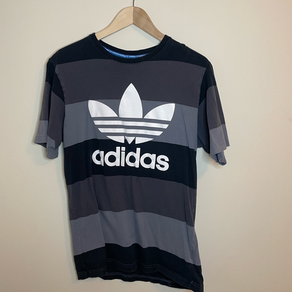 Adidas striped tee - excellent condition - medium